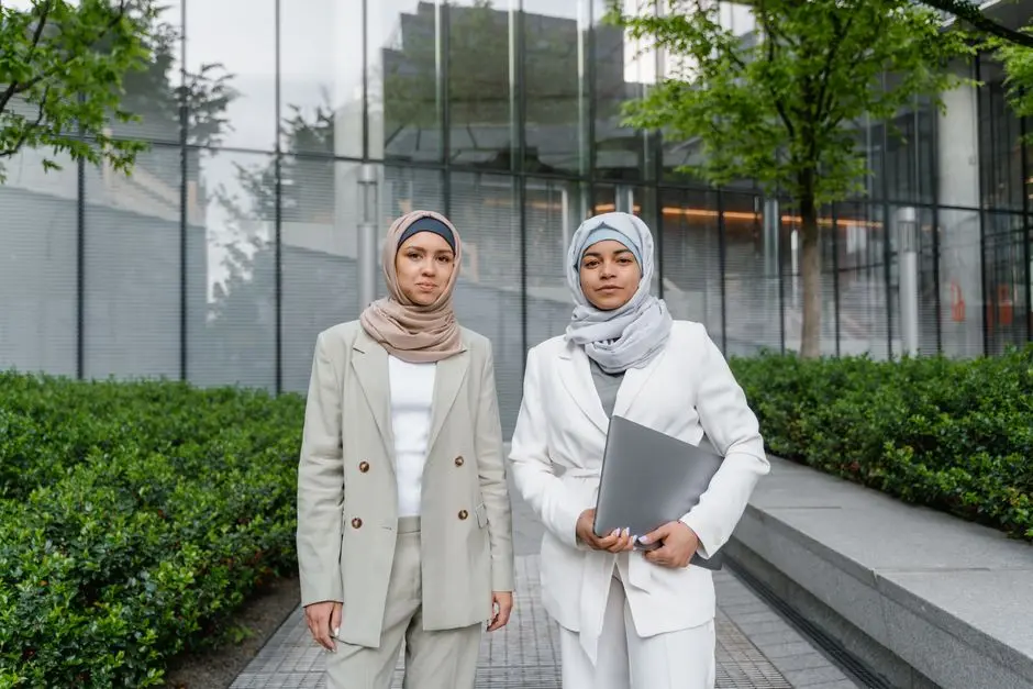 placeholder wanita memadupadankan pakaian kerja